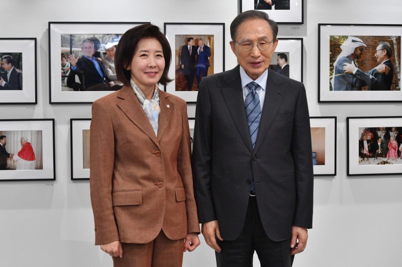<b>나경원</b>에 힘 실어준 MB…"자유민주주의 끝까지 지킬 적임자"