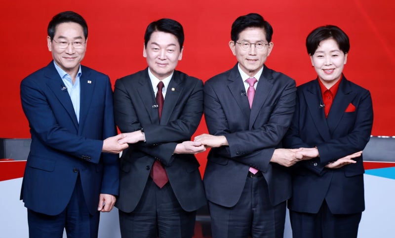<b>안철수</b> "<b>탄핵</b> 후 사과했나"…<b>김문수</b> "비상<b>계엄</b> 책임은 민주당에"