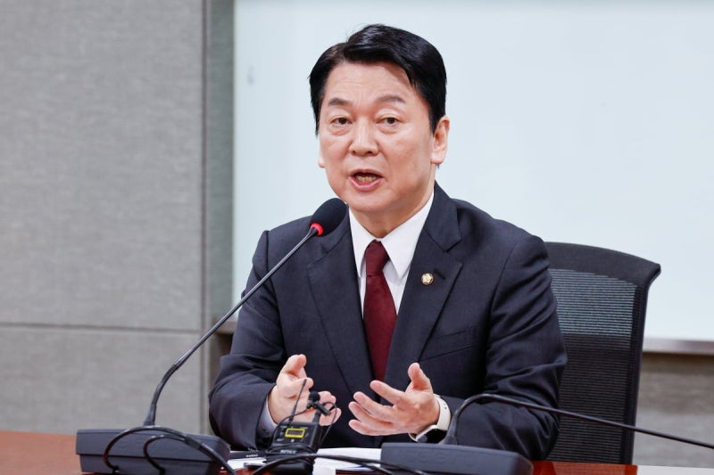 <b>전광훈 대선 출마</b> 선언에…안철수 "웃고 넘길 해프닝 아냐"