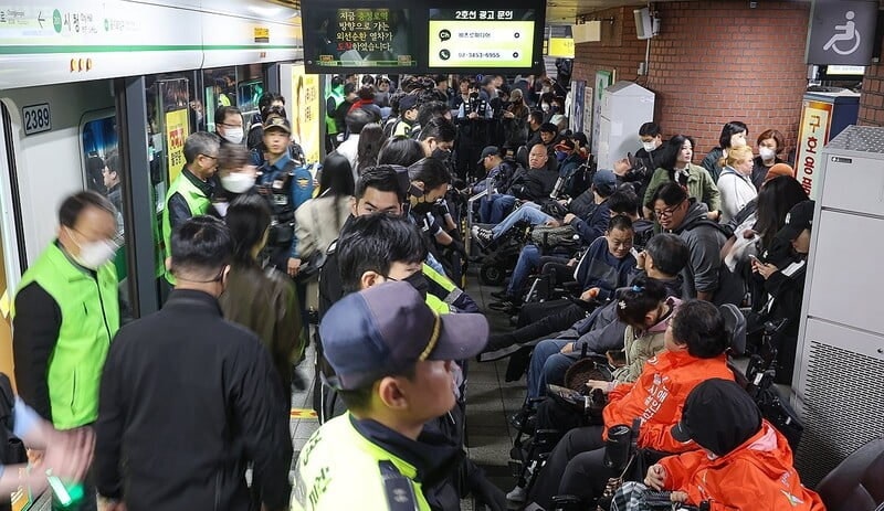 아수라장 된 승강장…<b>전장연</b>, 출근길 <b>지하철 탑승 시위</b> 재개