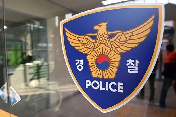 '1억' <b>사이버트럭</b> 발로 찬 30대男…<b>중국</b>인 <b>관광객</b>이었다