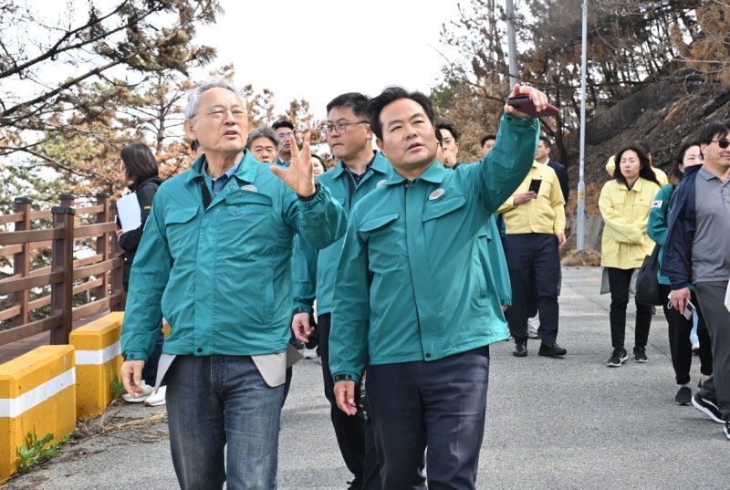 <b>유인촌 장관</b> 영덕 <b>산불피해</b> 현장 방문...경북도 국비 조기지원 건의