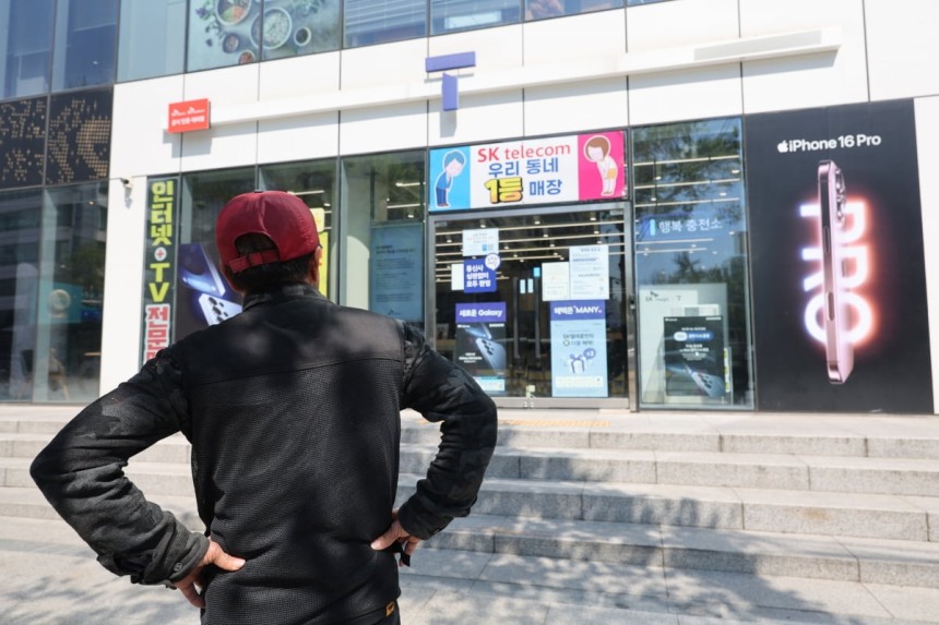 SK텔레콤이 가입자 유심(USIM) 정보 유출 사태로 오는 5일부터 신규 가입자 모집을 중단한다고 밝힌 2일 서울 시내의 한 SK텔레콤 대리점 앞에서 한 소비자가 유심 재고 소진 안내문을 한참 바라보고 있다.사진=