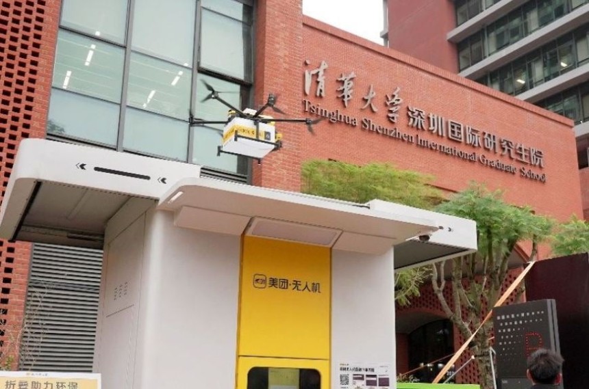 메이퇀 드론이 칭화대 선전국제대학원에서 배달하고 있다./ 사진=메이퇀