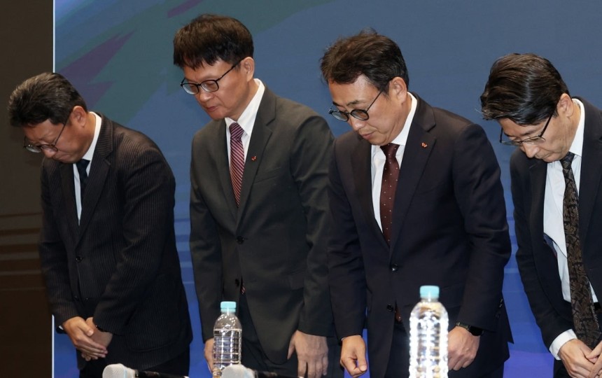 유영상 SK텔레콤 대표이사(오른쪽 두 번째)를 비롯한 경영진 2일 오전 서울 중구 SK텔레콤 T타워에서 열린 사이버 침해 관련 일일 브리핑에서 유심(USIM) 정보 해킹 사고와 관련해 고개 숙여 사과하고 있다./