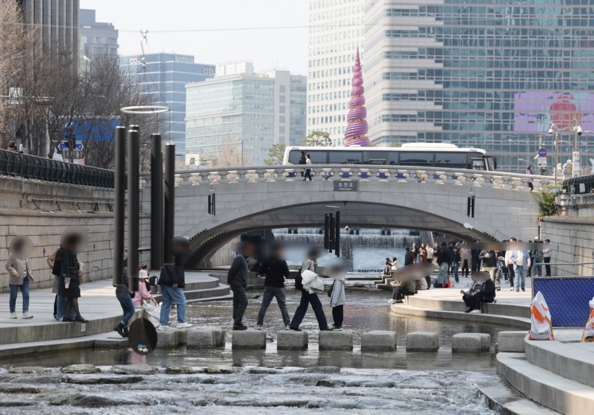 서울 종로구 청계천에서 점심식사를 마친 직장인과 외국인 관광객들이 산책을 하고 있다.사진=이솔 기자