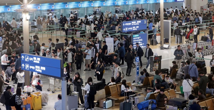 지난 1일 인천국제공항 제1여객터미널 출국장이 승객들로 북적이고 있다.사진=연합뉴스