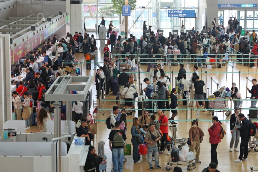 4일 인천국제공항 제1여객터미널 출국장이 여행객들로 붐비고 있다.사진=연합뉴스