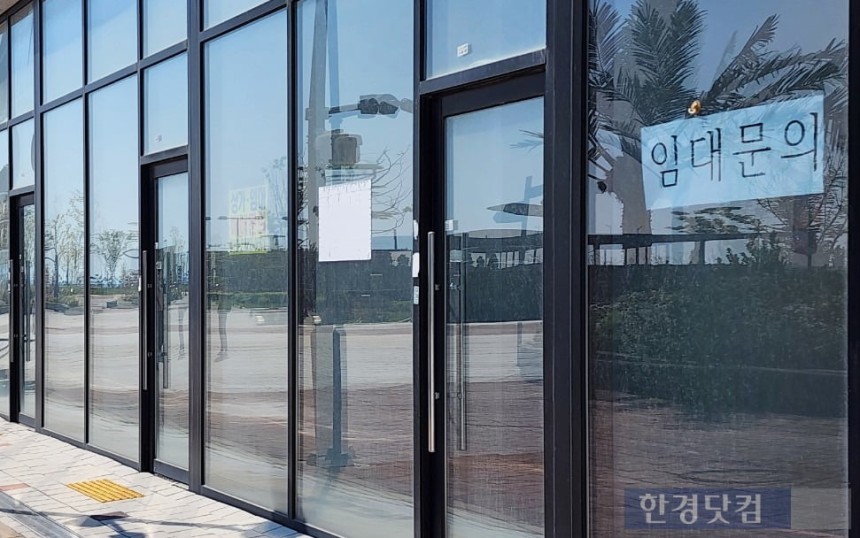 시흥 거북섬의 한 건물 1층이 모두 공실로 비어 있다.사진=오세성 한경닷컴 기자