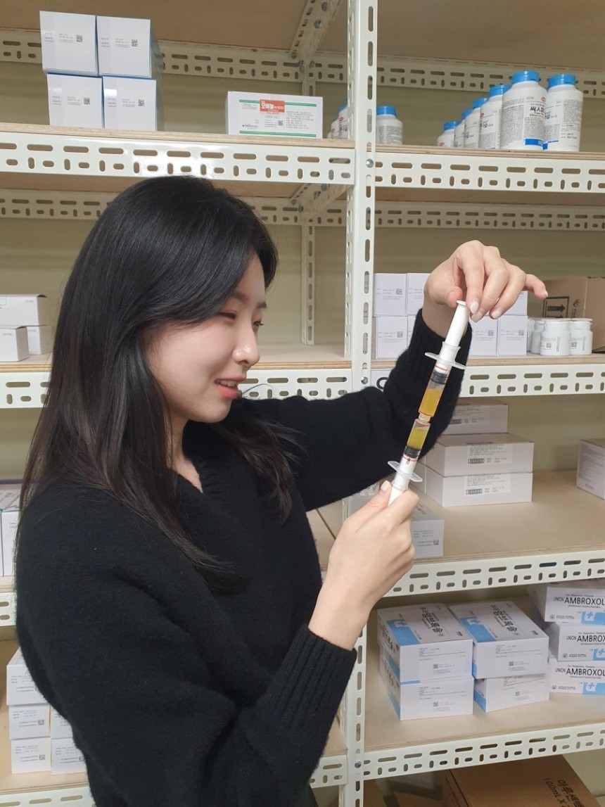 박소현 대리가 국소지혈제 상태를 확인하고 있다.윤현주 기자