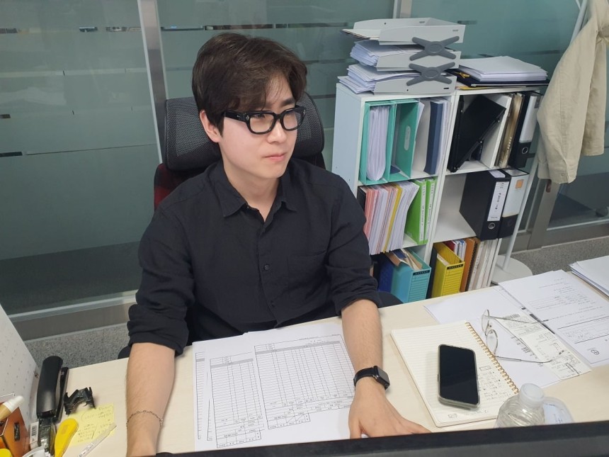 이서준 주임이 홈페이지 관리 업무를 하고 있다.윤현주 기자