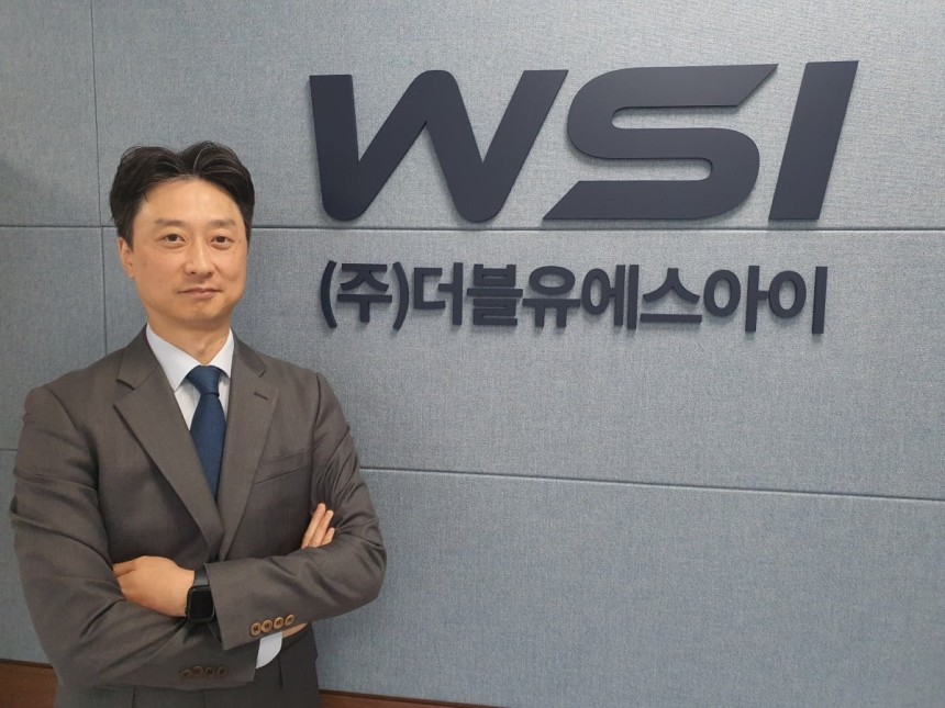 이윤석 대표가 한국경제신문과 인터뷰 후 자신감 있는 포즈를 취하고 있다.윤현주 기자