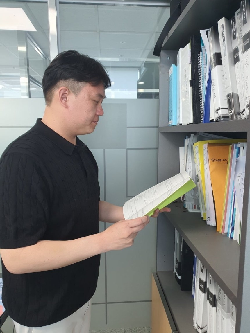 이병현 차장이 의료기기 정책설명회 책자를 보고 있다.윤현주 기자
