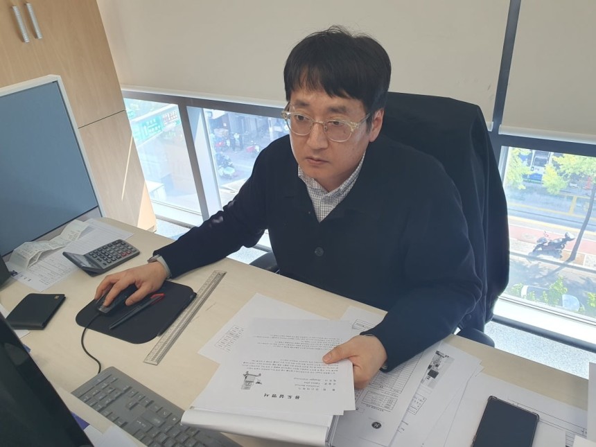 김형민 부장이 마취기 견적서를 확인하고 있다.윤현주 기자