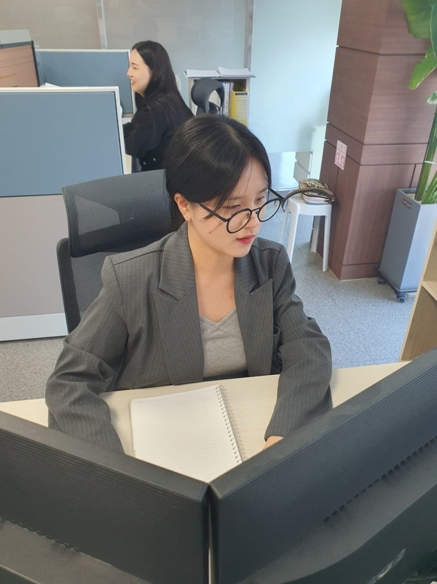 경영관리팀 직원들이 재무 분석을 하고 있다.윤현주 기자