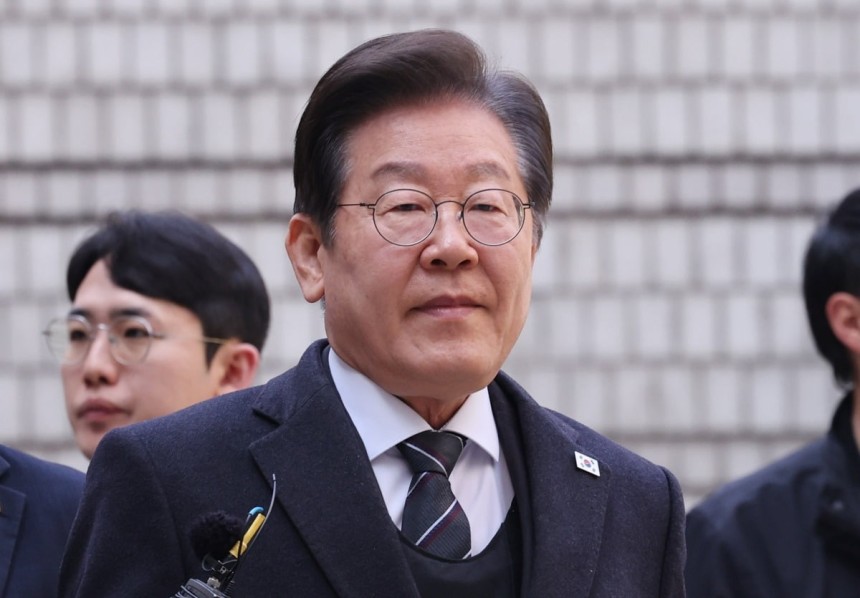 이재명 더불어민주당 대표가 4월 1일 서울 서초구 중앙지법에서 열린 대장동 배임 및 성남FC 뇌물 의혹 1심 속행 공판에 출석하고 있다.사진=뉴스1