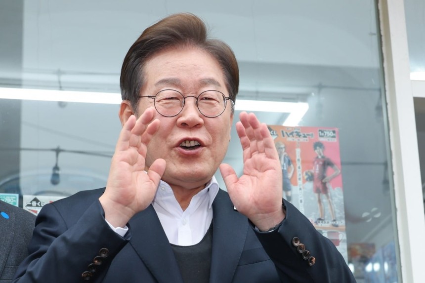 이재명 더불어민주당 대통령 후보가 2차 골목골목 경청투어에 나선 5일 오후 경기 양평군 양평시장에서 즉흥 연설하고 있다.사진=뉴스1