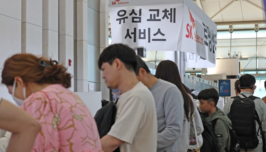 6일 오전 인천국제공항에 설치된 SKT 부스를 찾은 여행객들이 출국에 앞서 유심을 교체하고 있는 모습./사진=뉴스1