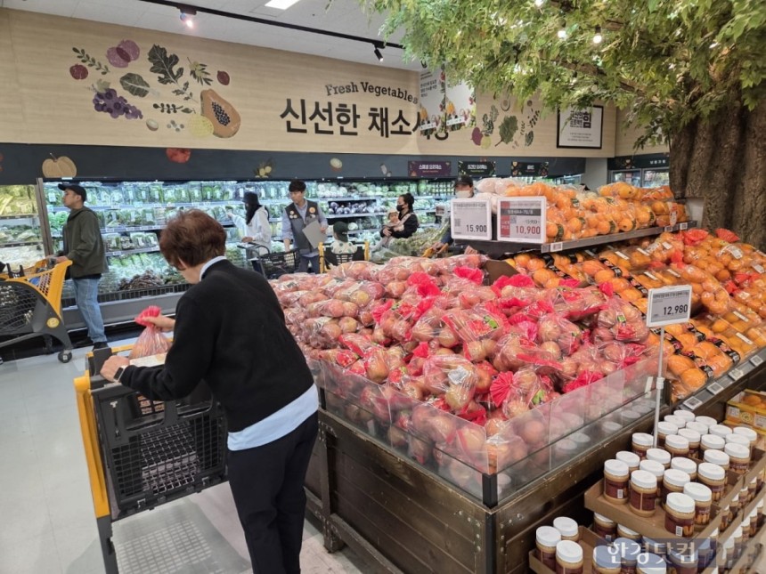 지난 1일 서울 성동구에 위치한 한 대형마트에서 소비자가 장을 보고 있다./사진=박수림 기자