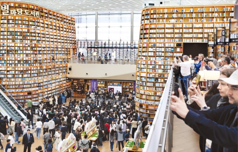 [포토] 별마당도서관 ‘북적’