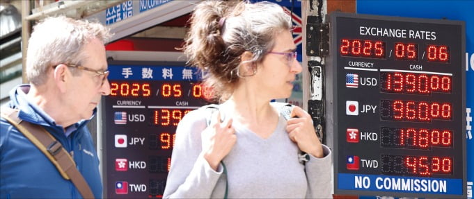도널드 트럼프 미국 행정부의 통화 절상 압력이 가시화하고 있다는 관측이 나오면서 대만 등 아시아 통화 가치가 급등하고 있다.&#65279;6일 서울 명동 &#65279;환전소 전광판에 1300원대 원·달러 환율이 