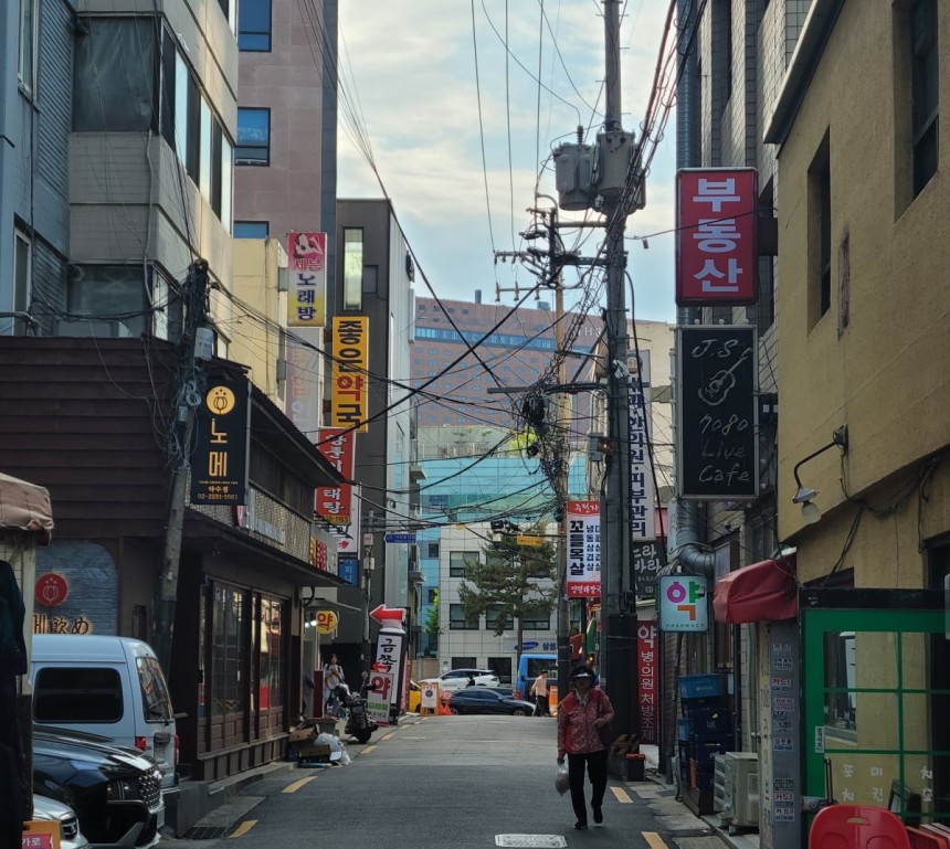 서울 약수역 사거리 인근 골목에 뒤엉킨 전선.사진=중구 제공