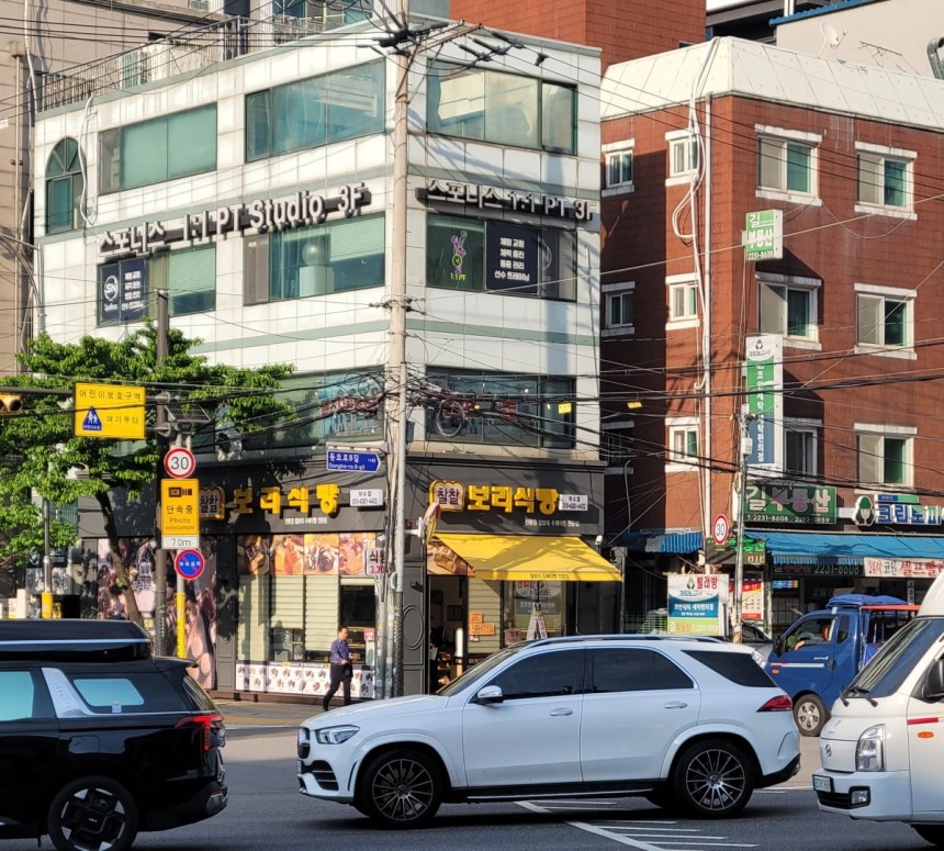 서울 약수역 사거리 인근 골목에 뒤엉킨 전선.사진=중구 제공