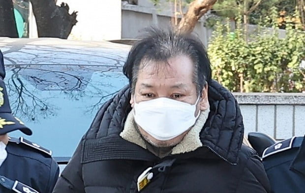 불법 정치자금 수수 혐의를 받는 '건진법사' 전성배 씨가 4월 19일 오전 서울 양천구 서울남부지방법원에서 열린 영장실질심사(구속 전 피의자심문)에 출석하고 있는 모습.사진=연합뉴스