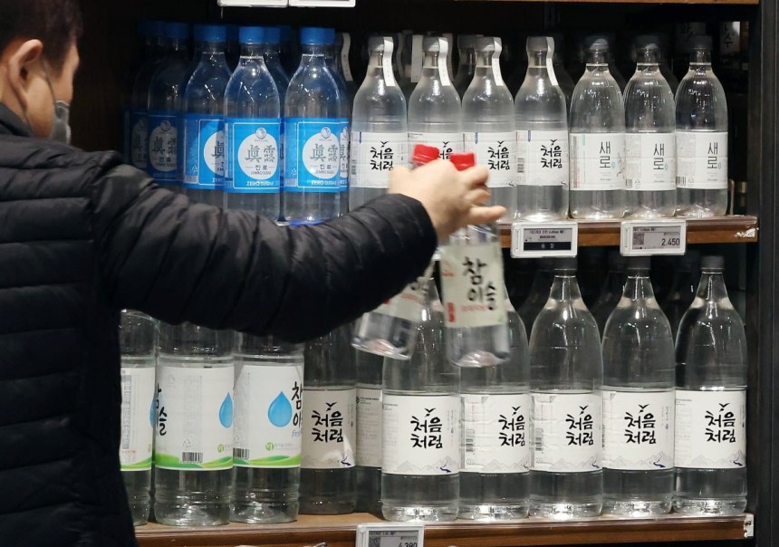 서울의 한 대형마트 주류 판매대에 소주가 진열돼 있다.사진=뉴스1