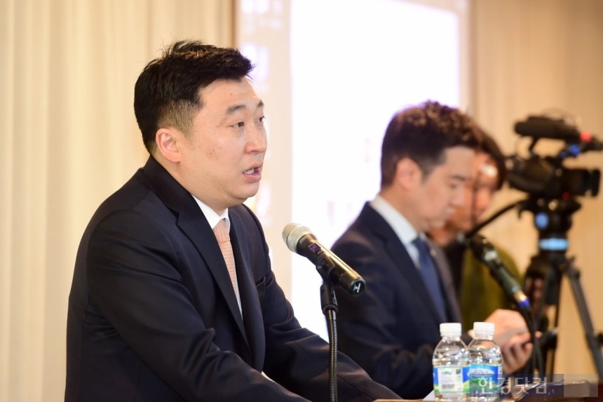 법무법인 부유 부지석 대표변호사가 7일 오후 서울 삼성동 스페이스쉐어 삼성역센터에서 '김수현 중범죄' 폭로 기자회견을 열고 입장을 밝히고 있다.변성현 한경닷컴 기자 