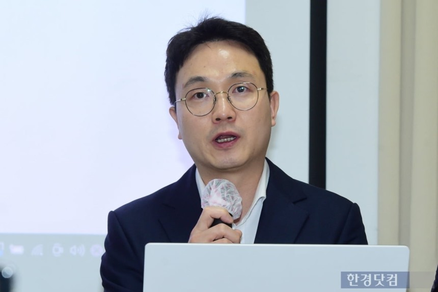유튜버 이진호(연예뒤통령)와 유튜버 은현장(장사의 신)이 7일 오후 서울 삼성동 스페이스쉐어 삼성역센터에서 '가로세로연구소 폭로에 대한 반박 기자회견'을 열고 입장을 밝히고 있다./ 변성현 한경닷컴 기자 byun8