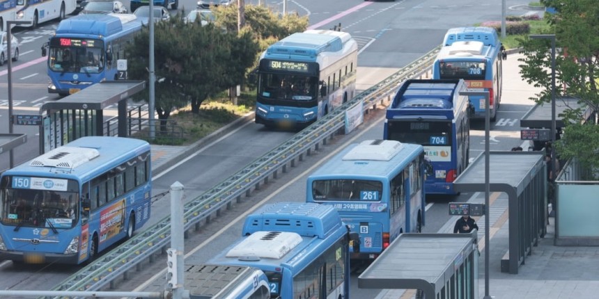 서울 시내버스 노조가 연휴가 끝난 뒤 첫차부터 준법투쟁(준법운행)을 재개한 7일 오전 서울역 앞 버스환승센터 정류장에 버스들이 줄지어 서 있다./ 사진=연합뉴스