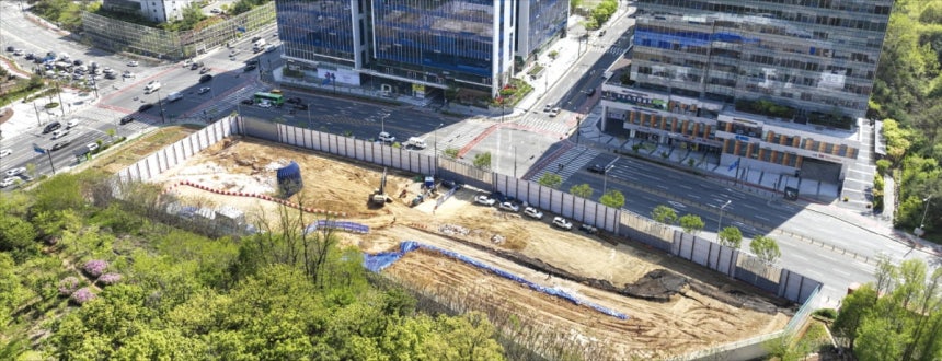 < 400억 웃돈 붙은 '전기 받는 땅' > 퍼시픽자산운용이 데이터센터를 짓기 위해 매입한 서울 항동 공사장에 지난달 28일 가림막이 둘러쳐져 있다. 이 땅은 80㎿ 규모의 전기를 공급을 받