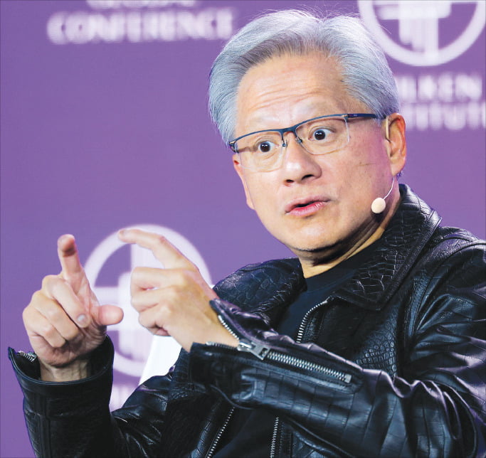 젠슨 황 엔비디아 최고경영자(CEO)가 6일(현지시간) 미국 로스앤젤레스에서 열린 '밀컨 글로벌 콘퍼런스 2025'에서 인공지능(AI)산업 등에 관해 이야기하고 있다.황 CEO는 미국의 대중국 수출 통제를 거론하며