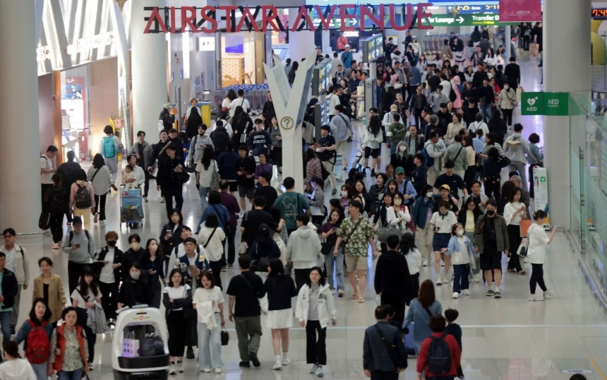인천국제공항 제1여객터미널 출국장 내 면세점 구역이 승객들로 북적이고 있다.사진=연합뉴스