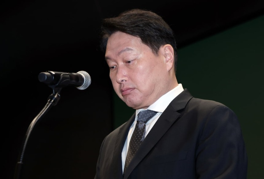 최태원 SK그룹 회장이 지난 7일 오전 서울 중구 SK텔레콤 T타워 SUPEX홀에서 SK텔레콤의 해킹 사고와 관련해 대국민 사과를 하고 있다.사진=김범준 기자