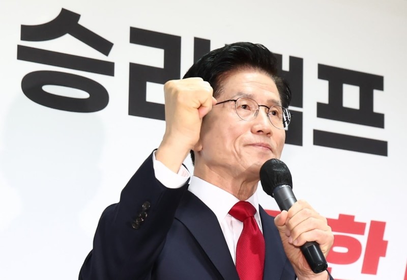 <b>김문수</b> "당 지도부 손 떼라"…'다음주 <b>단일화</b>' 역제안
