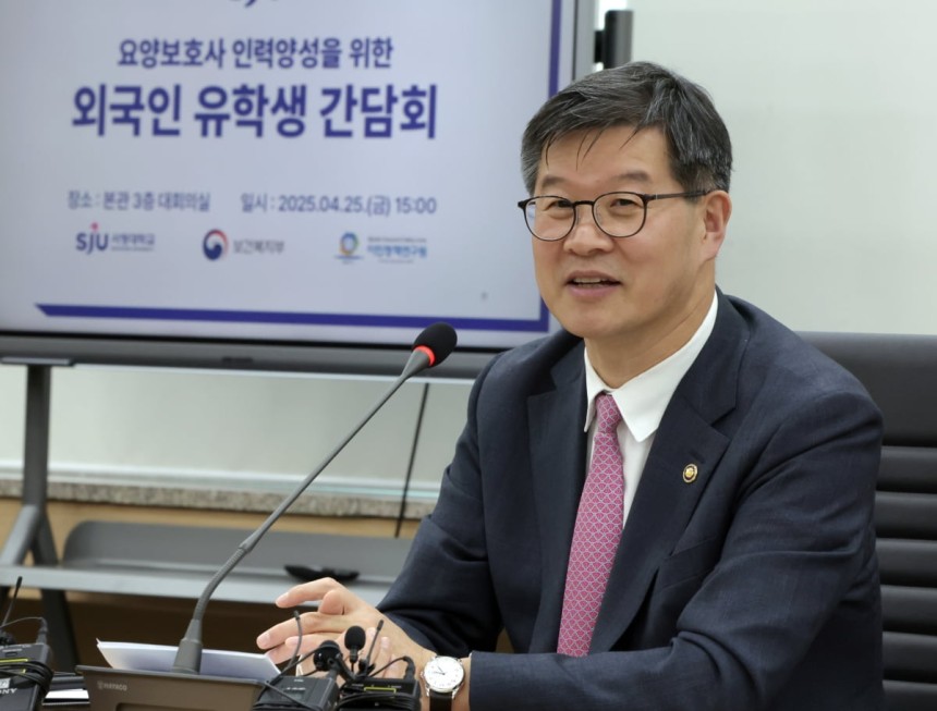 이기일 보건복지부 1차관이 25일 경기도 양주시 서정대에서 열린 외국인 유학생 요양보호사 양성 간담회에서 모두발언을 하고 있다.사진=뉴스1