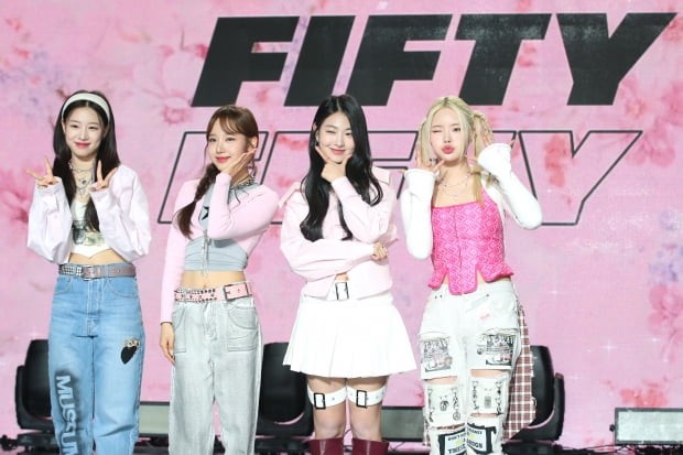 빌보드 갔던 <b>피프티</b> '<b>큐피드</b>' <b>저작권</b>, 그대로 더기버스에