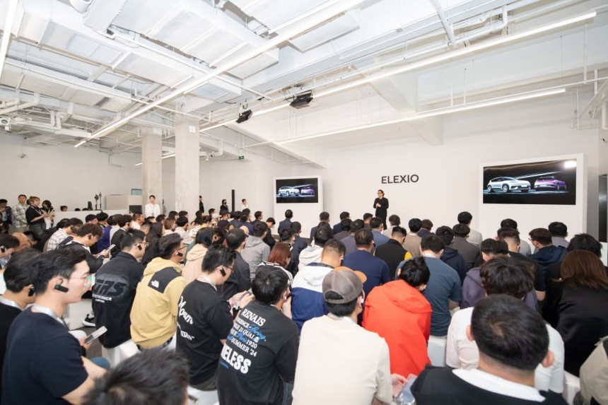 지난달 말 중국 상하이 스튜디오88스페이스에서 북경현대의 일렉시오가 처음 모습을 드러냈다.중국 취재진들이 설명회에 참석해 북경현대의 향후 전략을 듣고 있다.북경현대