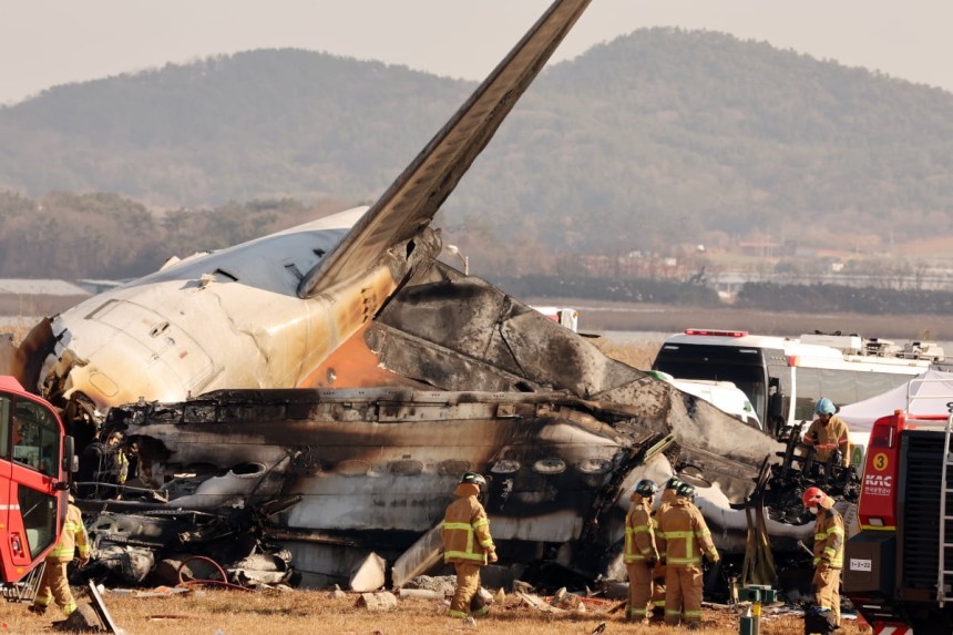 전남 무안국제공항 활주로에서 사고 수습이 이뤄지고 있다.사진=뉴스1