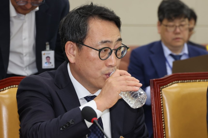 유영상 SK텔레콤 대표이사가 8일 오후 서울 여의도 국회 과학기술정보방송통신위원회에서 열린 SK텔레콤 해킹 관련 청문회에 출석해 물을 마시고 있다.사진=뉴스1