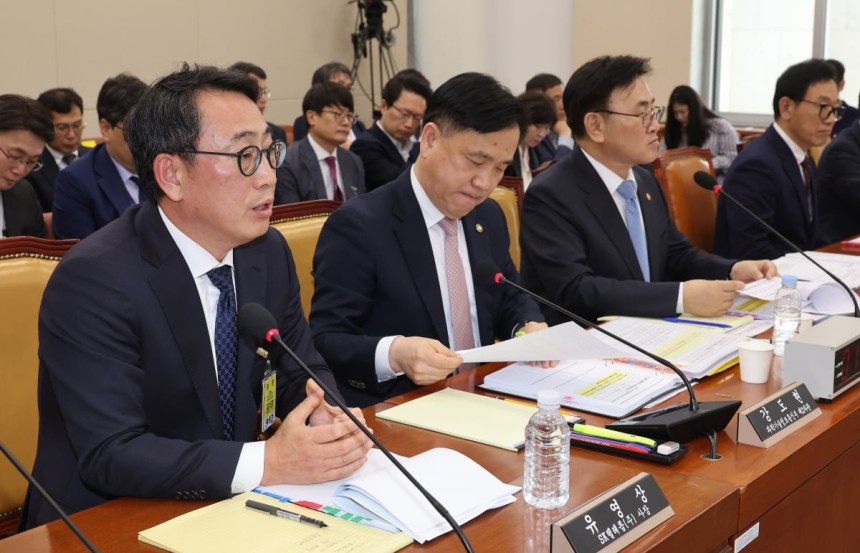 8일 국회 과학기술정보방송통신위원회 전체회의에서 열린 SK텔레콤 유심 해킹 사건 청문회에서 유영상 SK텔레콤 대표(왼쪽)가 의원 질의에 답하고 있다.사진=연합뉴스