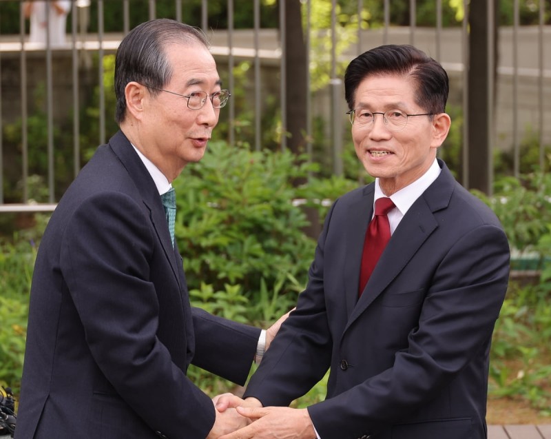 [속보] <b>김문수</b>·<b>한덕수</b>, '2차' <b>단일화</b> 회동 시작