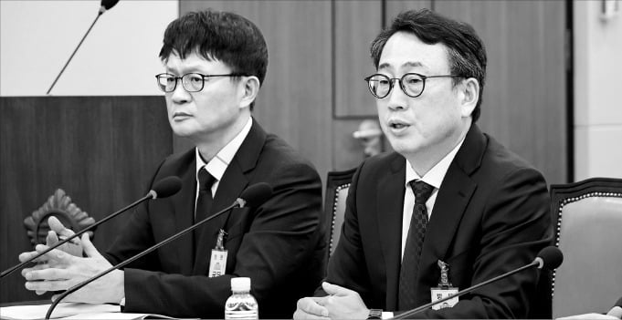 유영상 SK텔레콤 대표(오른쪽)가 8일 국회 과학기술정보방송통신위원회가 연 'SK텔레콤 해킹 관련 청문회'에서 의원들 질문에 답하고 있다./뉴스1