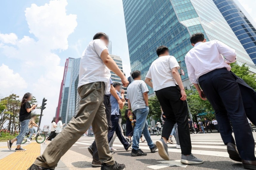 서울 여의도에서 직장인들이 이동하고 있다.사진=한국경제신문