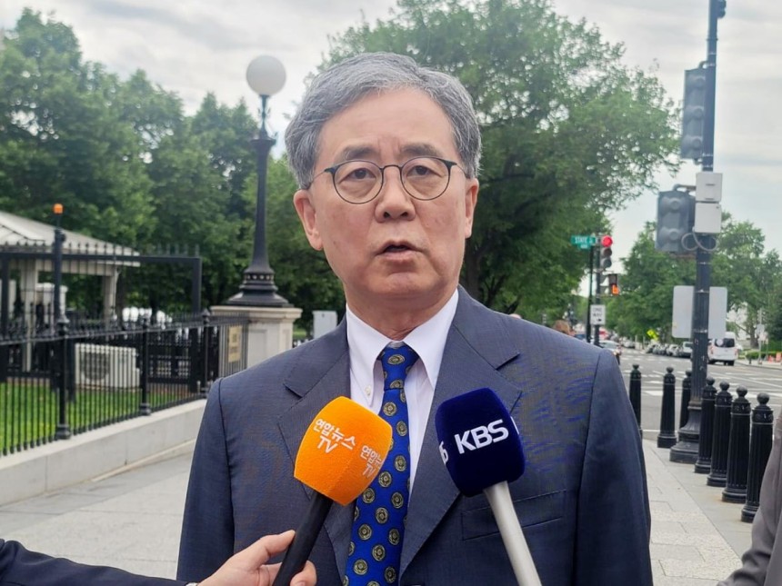 이재명 더불어민주당 대선 후보의 외교·안보·통상 분야 핵심 참모인 김현종 전 국가안보실 2차장이 8일(현지시간) 미국 워싱턴 DC 백악관에서 도널드 트럼프 행정부 당국자들과 회동한 뒤 기자들에게 결과를 설명하고 있다
