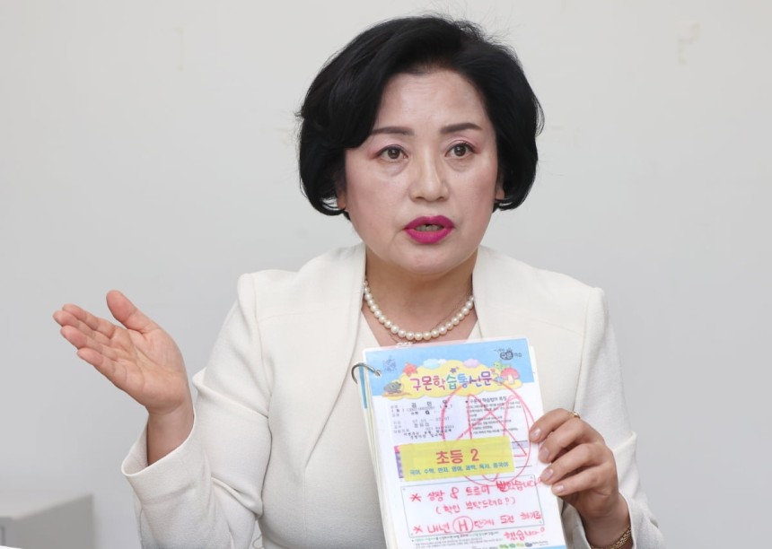 김해영 교원구몬 영업부문장이 자신의 아들이 공부했던 학습지를 들고 교재에 대해 설명하고 있다.김범준 기자