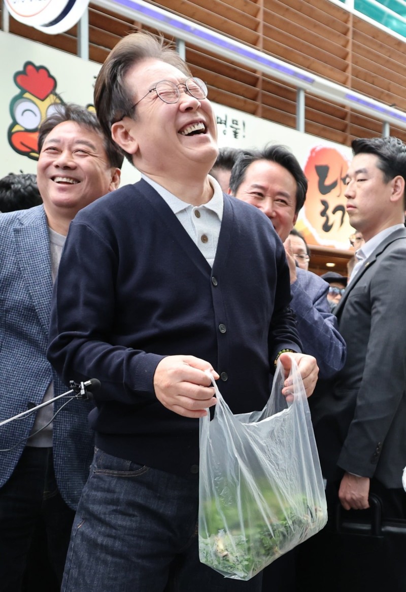 김문수 "<b>권성동</b> 왜 단식?"…국힘 분열에 '웃참' 실패한 이재명
