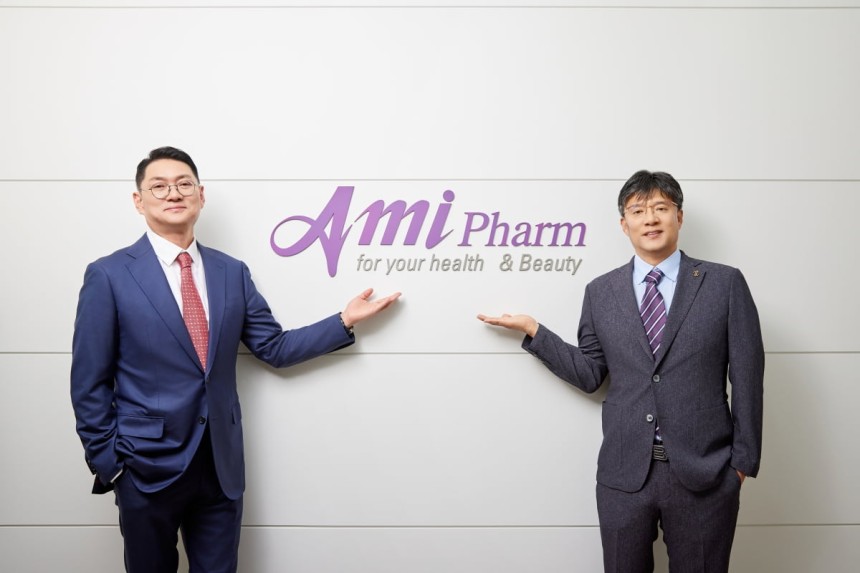 지방 감소 주사제 개발업체 아미팜의 이기택 대표(왼쪽)와 정지훈 CTO(중앙대 의대 교수)가 판교 본사에서 포즈를 취하고 있다./ 사진=아미팜 제공